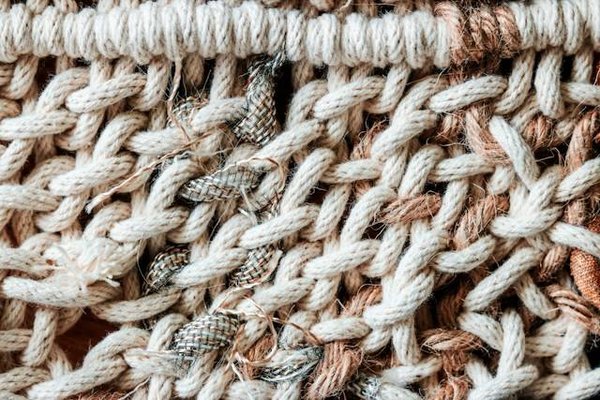 La fabrication manuelle des tapis tissés : un processus fascinant
