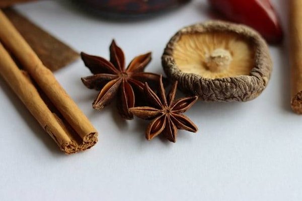 Découvrez les Épices Utilisées dans la Cuisine des Déserts